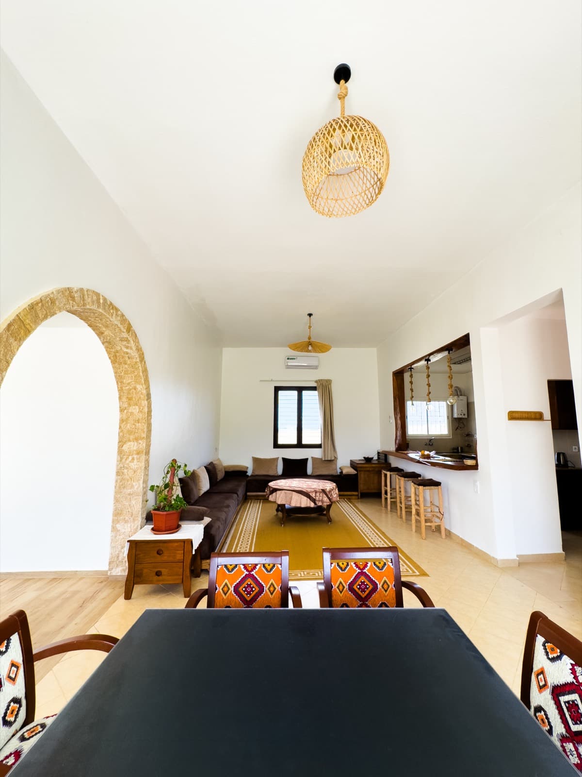 Salon marocain ouvert sur la cuisine