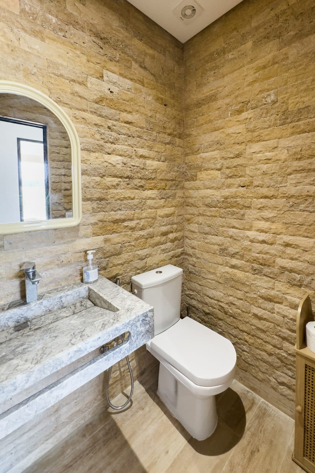 Salle de bain en pierre dorée