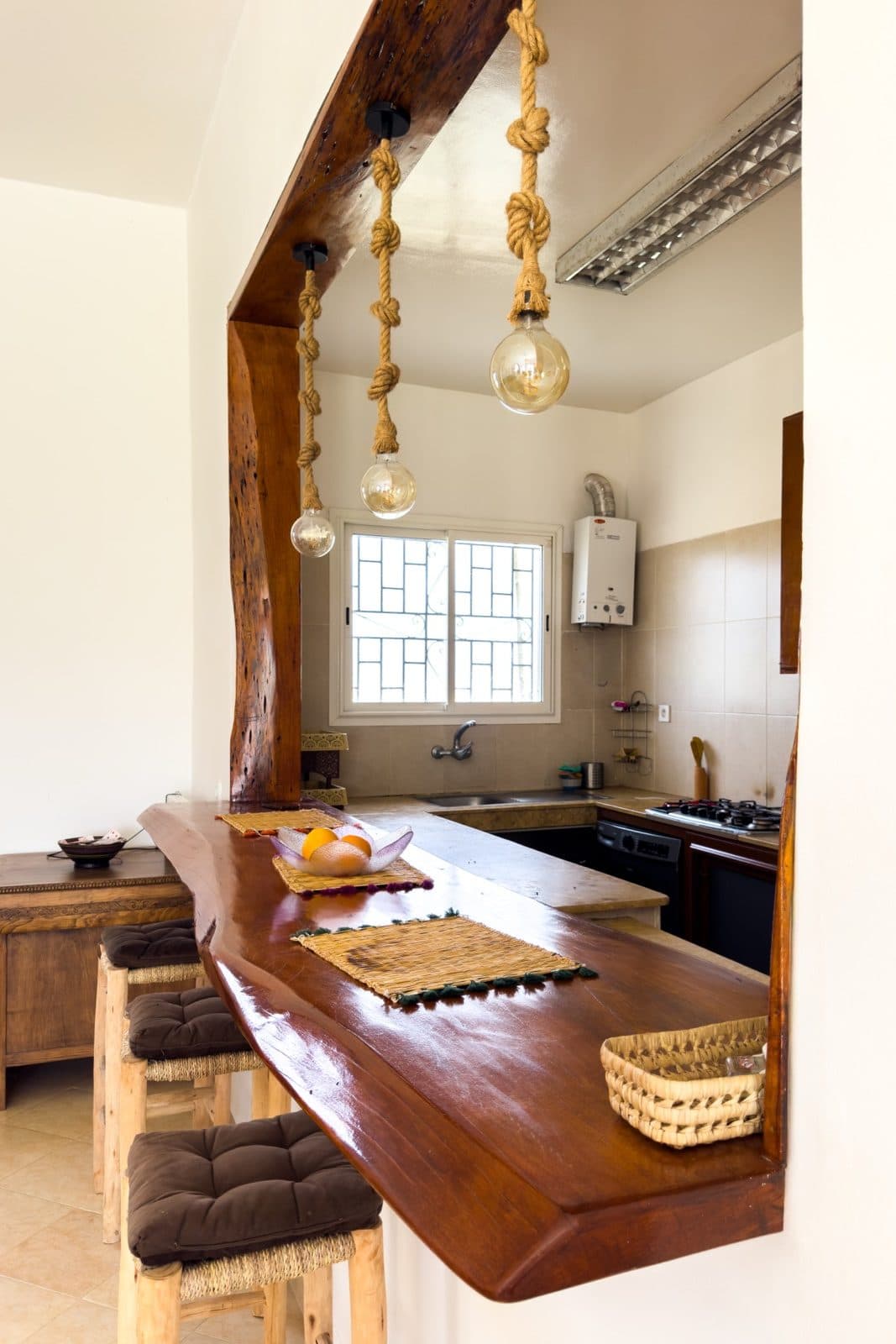 Cuisine avec bar en bois rustique